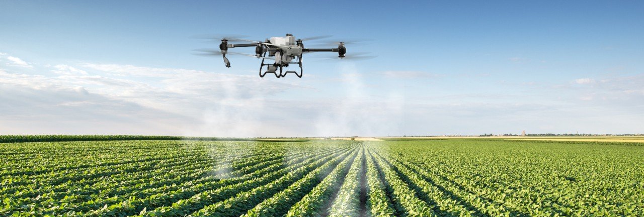 Drone agrícola sobrevoando plantação no Maranhão - Aerotech Drones